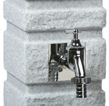 Wasserhahn an einer Wasserstelle aus Stein