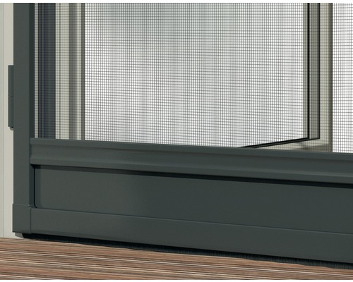 Detailansicht einer Insektenschutztür mit feinem Netz