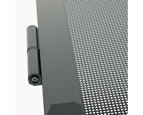 Detailaufnahme eines Metallzauns mit Maschendraht und Scharnier