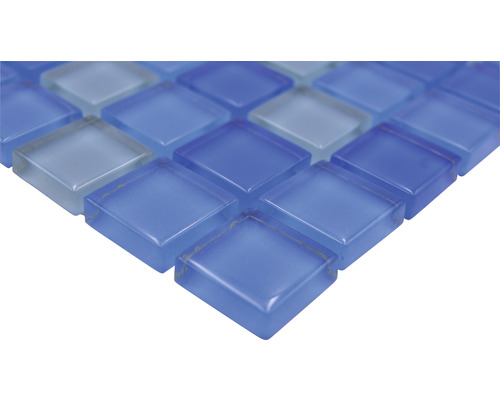 Quadratische Glasmosaikfliesen in Blau- und Weißtönen