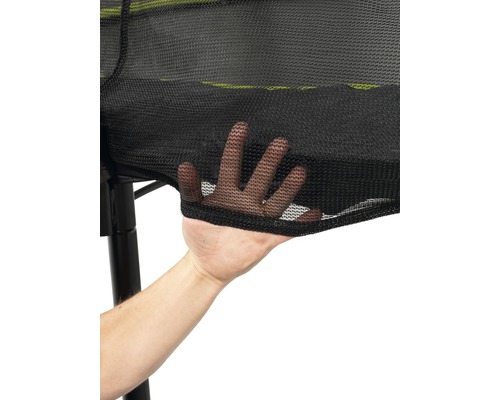 Detailaufnahme eines Sicherheitsnetzes für ein Trampolin mit einer Hand, die das Netz berührt