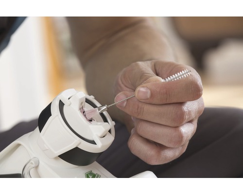 Reinigung einer Farbspritzpistole mit einer Reinigungsbürste