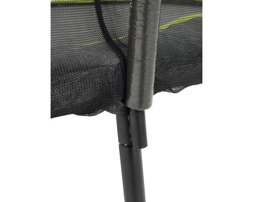 Detailaufnahme eines Trampolins mit Sicherheitsnetz und Beinbefestigung.