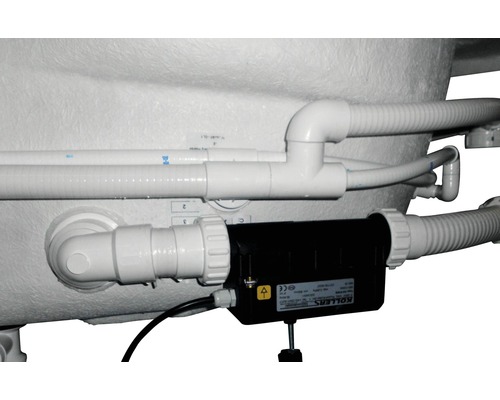 Detailansicht eines Whirlpools mit Rohren und einer Wasseraufbereitungsanlage