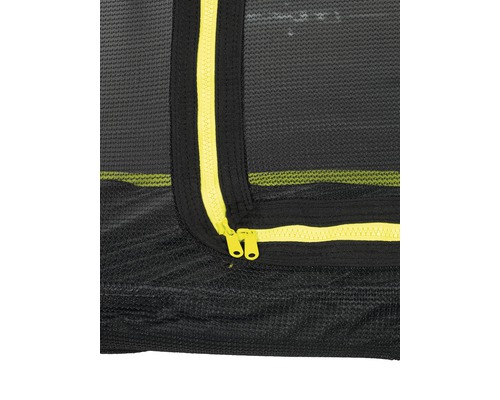 Detailansicht eines Trampolinnetzes mit Reißverschluss