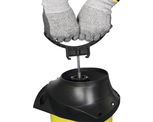 Hände in Schutzhandschuhen montieren einen Handgriff auf einem Drucksprühgerät.