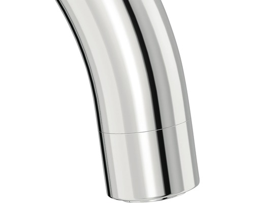 Detailaufnahme eines verchromten Wasserhahn-Auslaufs