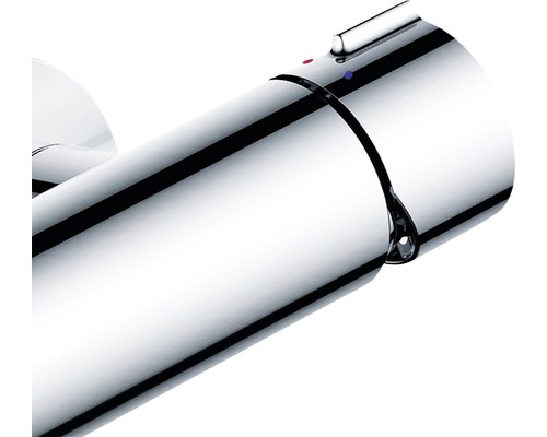 Nahaufnahme einer Armatur mit Temperaturregler und Wassertropfen