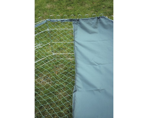 Detailaufnahme von Geflügelzaun mit Abdeckung