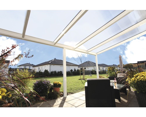 Terrasse mit Terrassenüberdachung und Gartenmöbeln