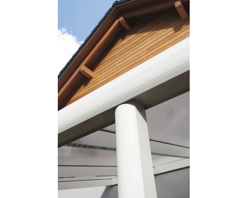 Detailansicht einer Terrassenüberdachung mit Holzhaus im Hintergrund