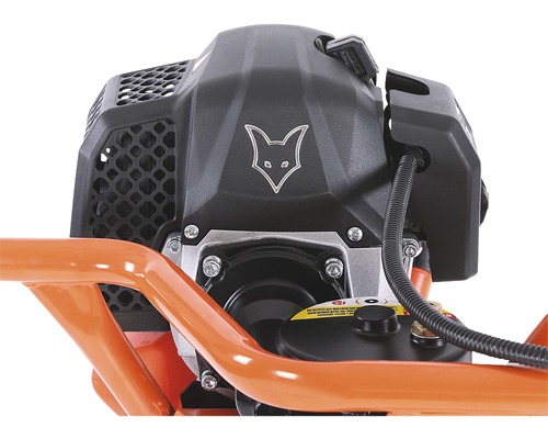 Detailansicht des Motors einer Bodenverdichtungsmaschine mit dem Logo des Herstellers