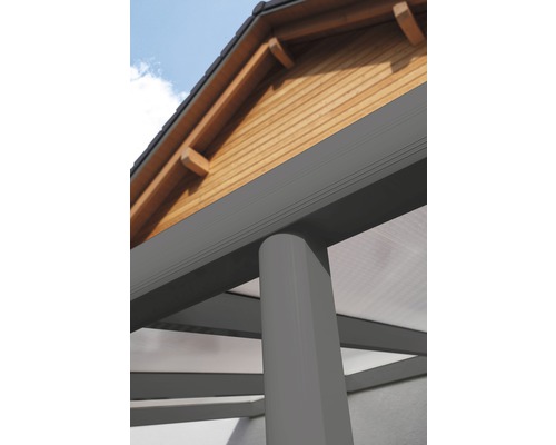Detailansicht einer Terrassenüberdachung mit Holzverkleidung