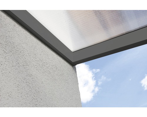 Detailansicht einer Terrassenüberdachung aus Aluminium mit Polycarbonatplatten an einer Hauswand
