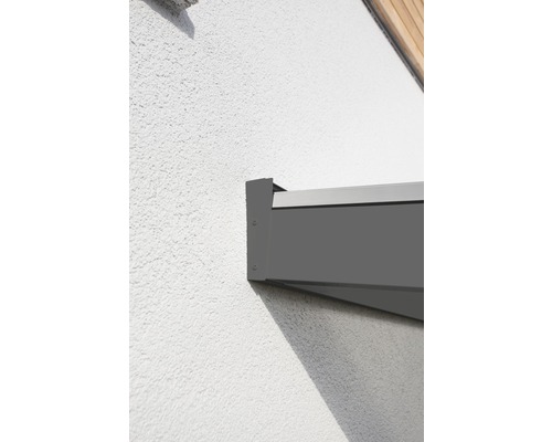 Detail einer an einer Wand montierten Terrassenüberdachung.