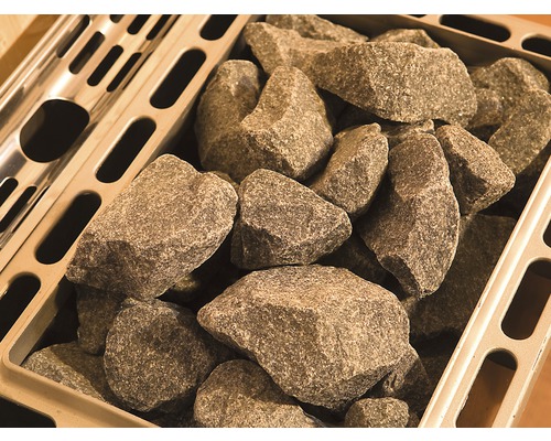 Saunasteine in einem Gitterkorb