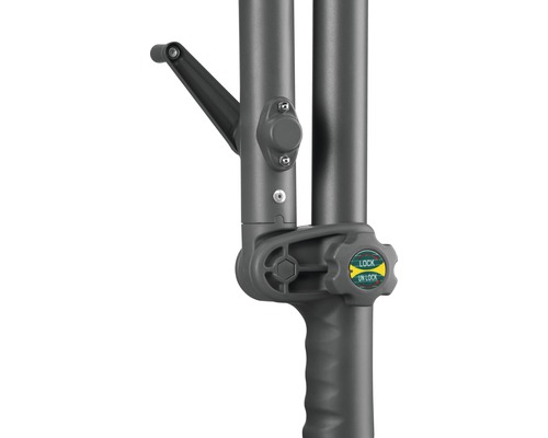 Detailansicht eines Sonnenschirmständers mit Kurbel, Verstellknopf und Verriegelungsfunktion.