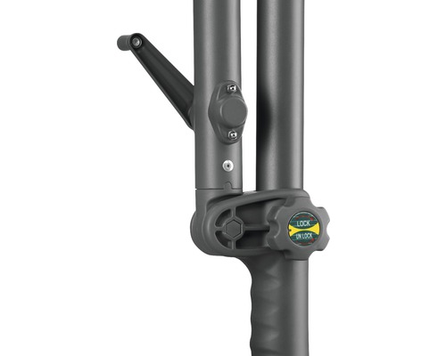 Detailansicht einer Kurbel und eines Schalters zum Verstellen eines Sonnenschirms