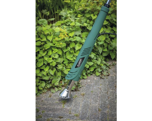 Unkrautvernichter mit Hitzeanwendung auf Pflastersteinen