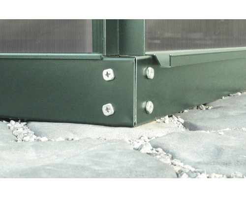 Detailansicht der Eckverbindung eines Gewächshauses mit Schrauben