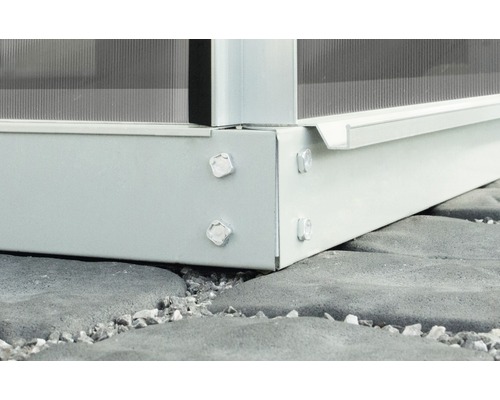 Detailansicht Gewächshaus-Fundament mit Schrauben auf Steinboden