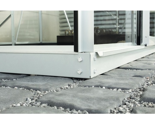 Detailansicht des Fundaments eines Gewächshauses