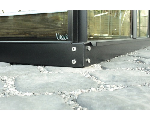 Detailansicht Ecke Gewächshaus mit Schrauben