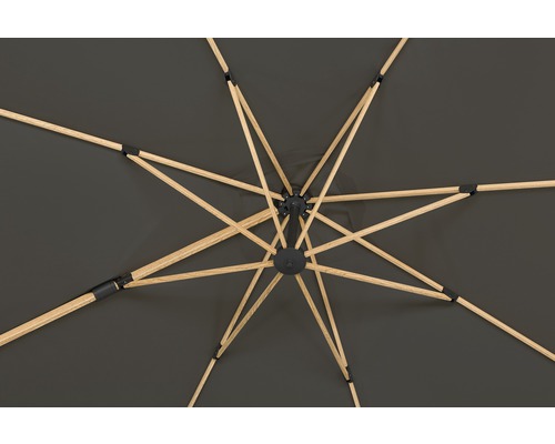 Blick von unten auf einen geöffneten Sonnenschirm mit Holzrippen