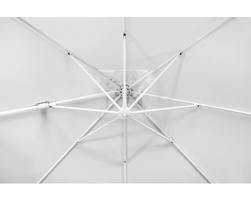 Unteransicht eines Sonnenschirms mit Metallgestell