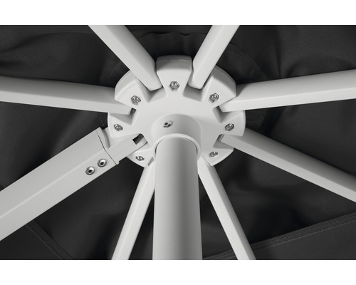 Detailansicht der Konstruktion eines Sonnenschirms von unten