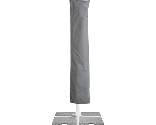 Schutzhülle für einen Sonnenschirm auf einem Betonsockel