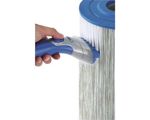 Reinigungswerkzeug für Poolfilter im Einsatz auf einem Poolfilter
