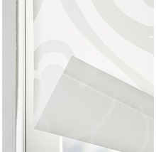 Detailaufnahme eines weißen Rollos mit Muster im Fensterrahmen