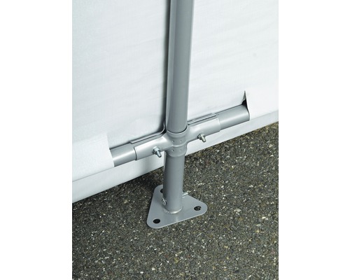 Detailansicht eines Partyzeltes mit Stahlrohrgestell und Bodenbefestigung