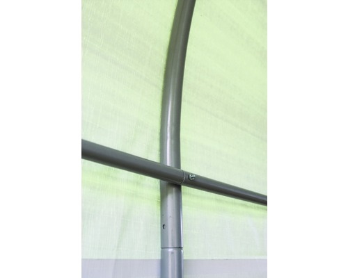 Detailansicht eines Zeltgestells mit Metallrohren und Schraubverbindungen