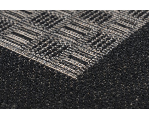 Detailaufnahme eines Teppichs mit geometrischem Muster