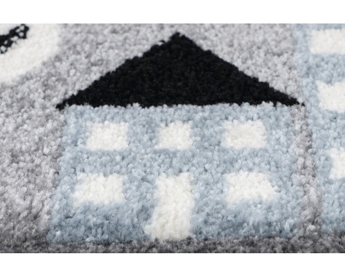 Detailansicht eines Teppichs mit Häusermuster