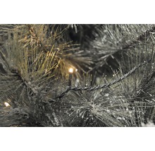 Nahaufnahme einer beleuchteten, künstlichen Tannengirlande mit Schnee