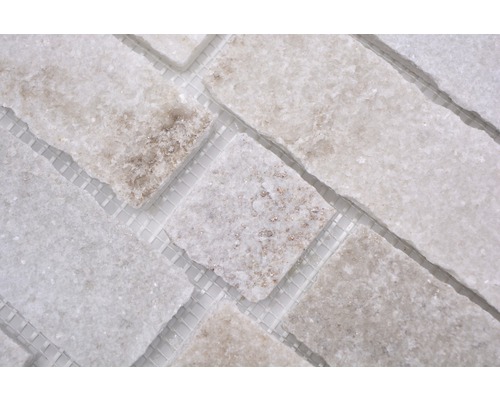 Nahaufnahme von Mosaikfliesen aus Naturstein