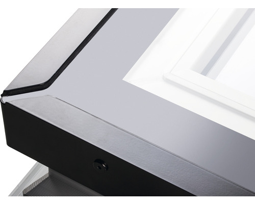Detailansicht eines schwarzen Fensterrahmens mit Glas