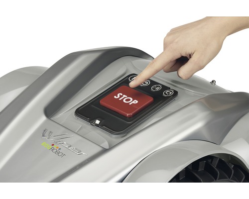 Finger drückt Stopptaste auf einem Rasenmähroboter.