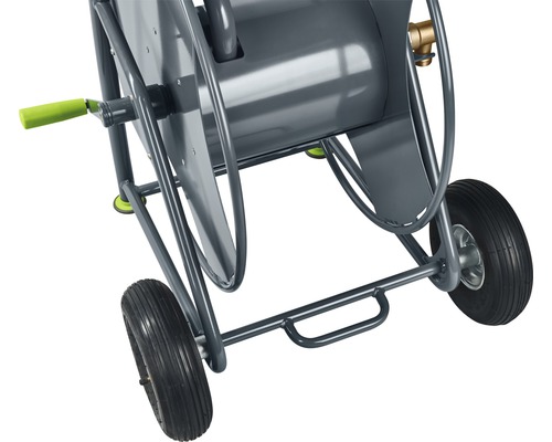 Gartenschlauchwagen mit Rädern und einer Handkurbel zum Aufrollen des Schlauches