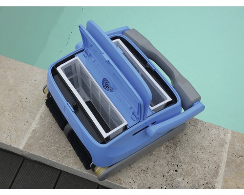 Poolreinigungsroboter mit geöffnetem Filterfach neben einem Schwimmbecken