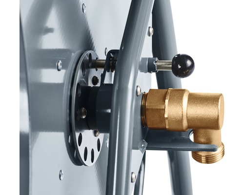 Detail einer Schlauchtrommel mit Wasseranschluss