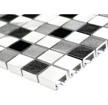 Mosaikfliese mit quadratischen Steinen in verschiedenen Grautönen