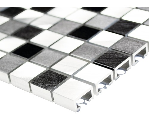 Mosaikfliese mit quadratischen Steinen in verschiedenen Grautönen