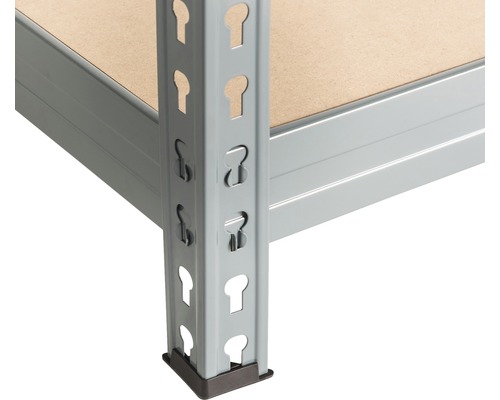 Detailaufnahme eines Regals mit Metallrahmen und Holzboden