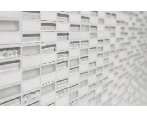 Mosaikfliesenwand mit rechteckigen Glas- und Keramikfliesen