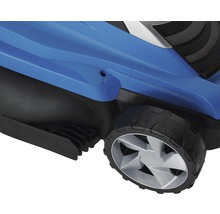 Detailansicht eines Rasenmähers mit Rad und Gehäuse