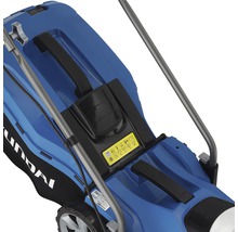 Detailansicht eines blauen Rasenmähers mit Griff